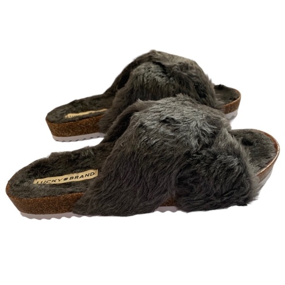 NEW LUCKY BRAND Charcoal Gray Fuzzy Slippers Sandals Size 8.5 Medium - Picture 3 of 5